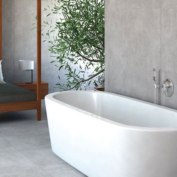 Eine Badewanne in einem Badezimmer neben einem Bett