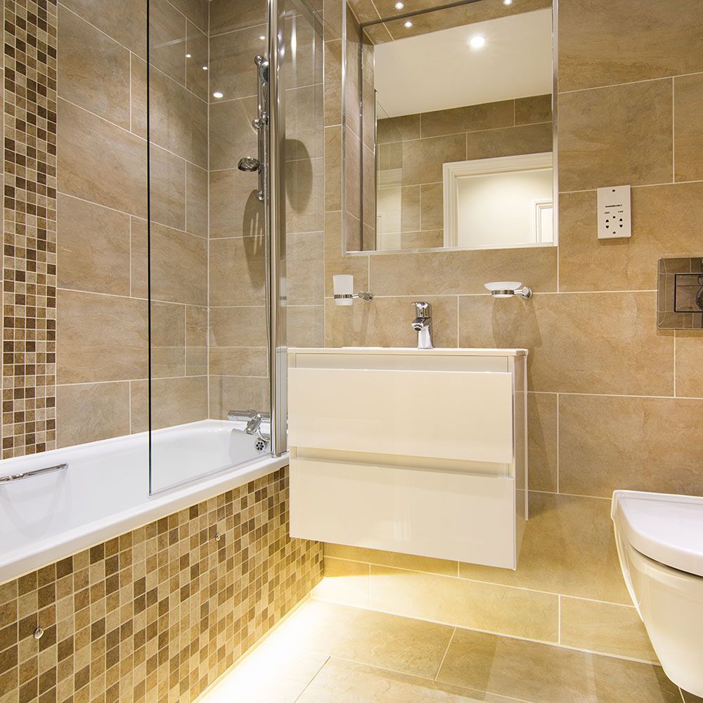 Ein Badezimmer mit Badewanne, Waschbecken und Toilette