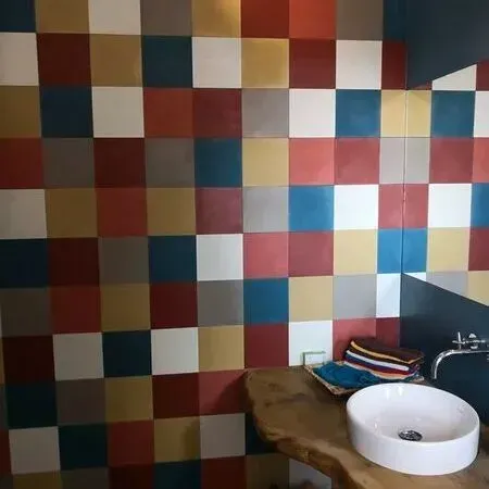 Ein Badezimmer mit bunten Fliesen und einem Waschbecken