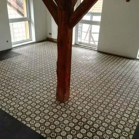 Ein Raum mit einem Holzpfosten und einem gefliesten Boden.