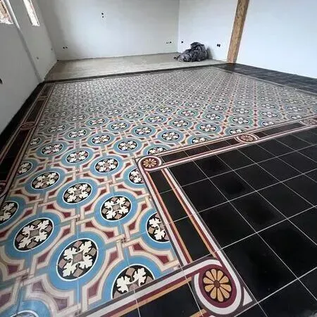 Ein gefliester Boden mit Blumenmuster in einem Raum.