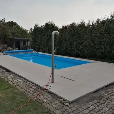 Im Hinterhof gibt es einen Swimmingpool mit Dusche.