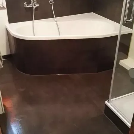 Ein Badezimmer mit Badewanne und Duschkabine.