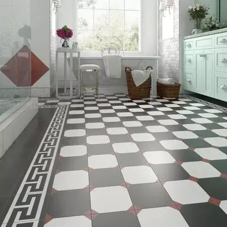 Ein Badezimmer mit schwarz-weiß kariertem Boden und einer Badewanne.