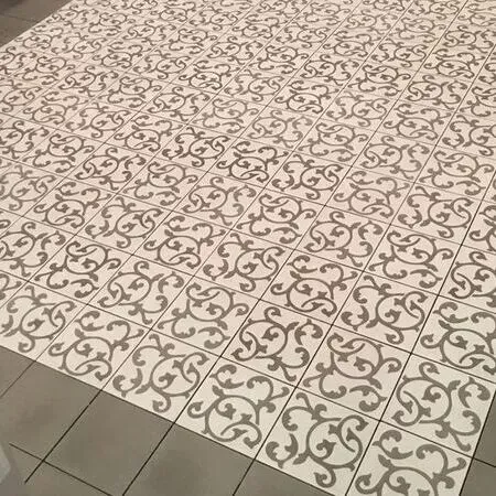 Ein gefliester Boden mit einem Muster darauf.