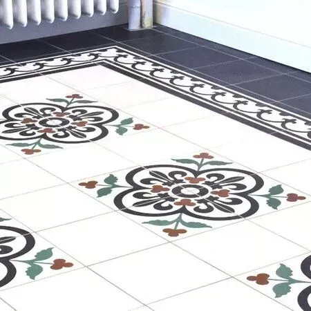 Ein gefliester Boden mit einem Blumenmuster darauf.