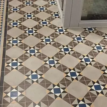 Eine Nahaufnahme eines gefliesten Bodens mit einem geometrischen Muster.