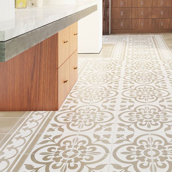 Ein weißer Fliesenboden mit floralem Muster