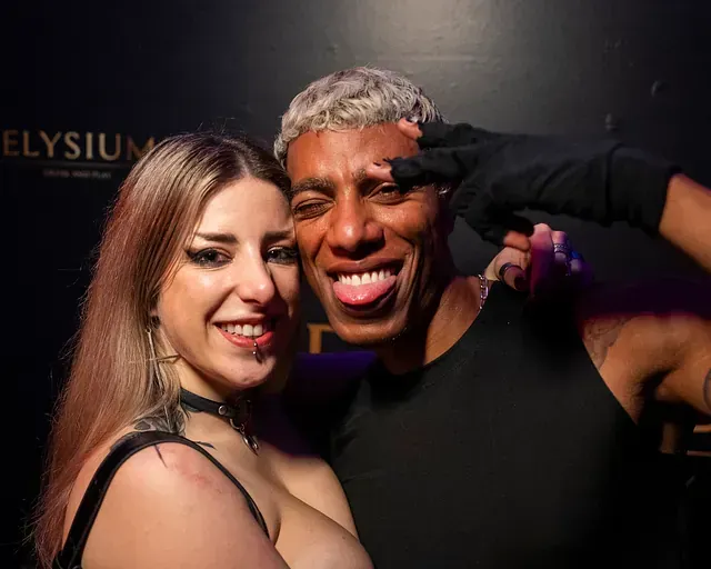 Un hombre y una mujer posan para una fotografía en una fiesta.
