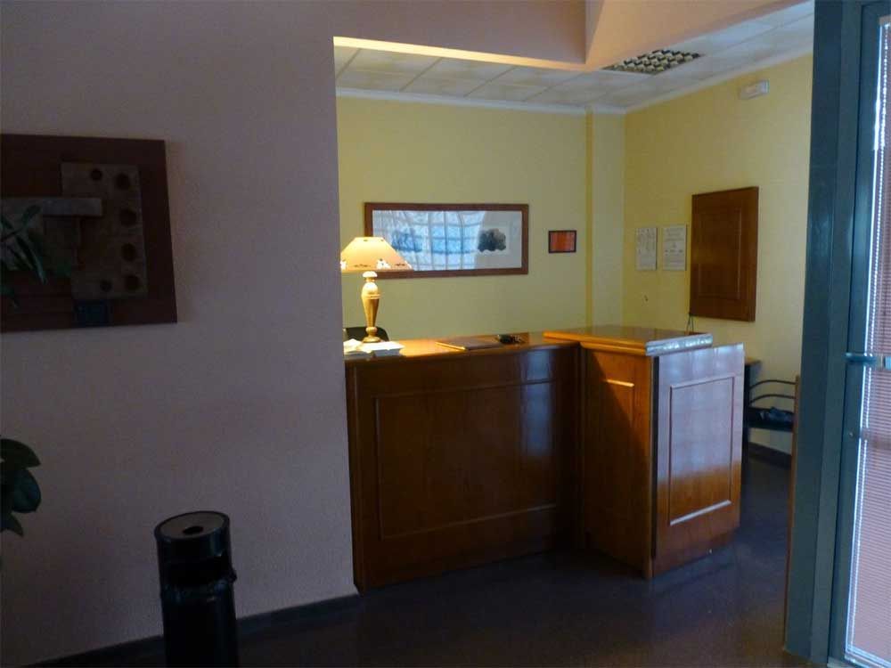 Una habitación con un mostrador de madera y una lámpara.