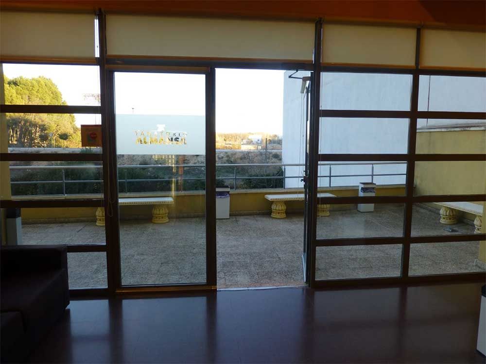 Una habitación con una puerta corrediza de vidrio que da a un balcón.