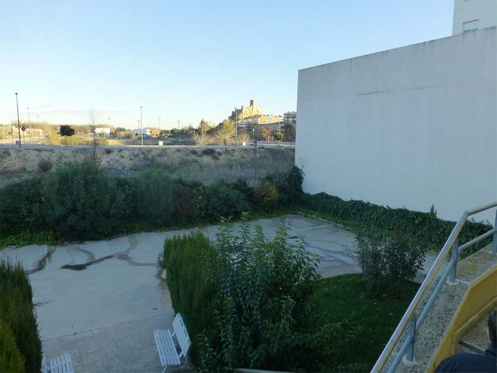 Un edificio blanco con una escalera que conduce a él.