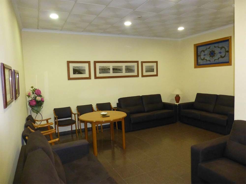 Una sala de estar llena de muebles y una mesa.