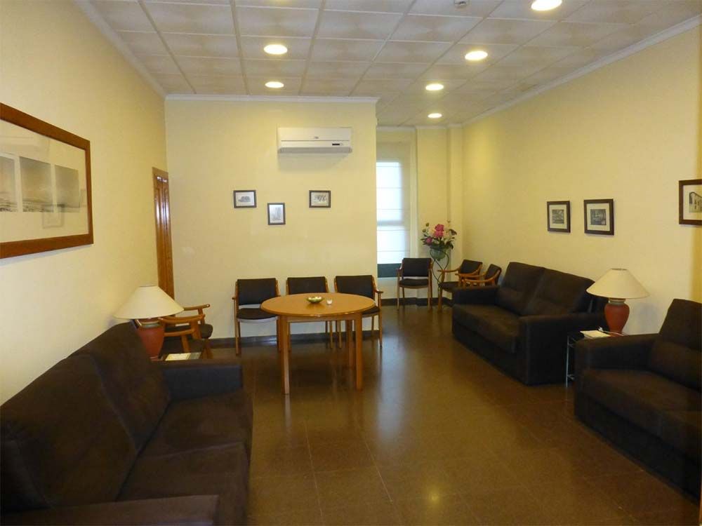 Una sala de estar llena de muebles y una mesa.