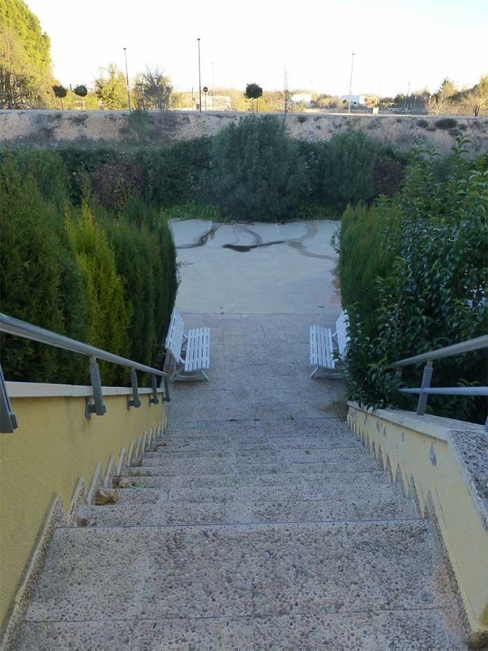 Un conjunto de escaleras que conducen a una exuberante zona verde.