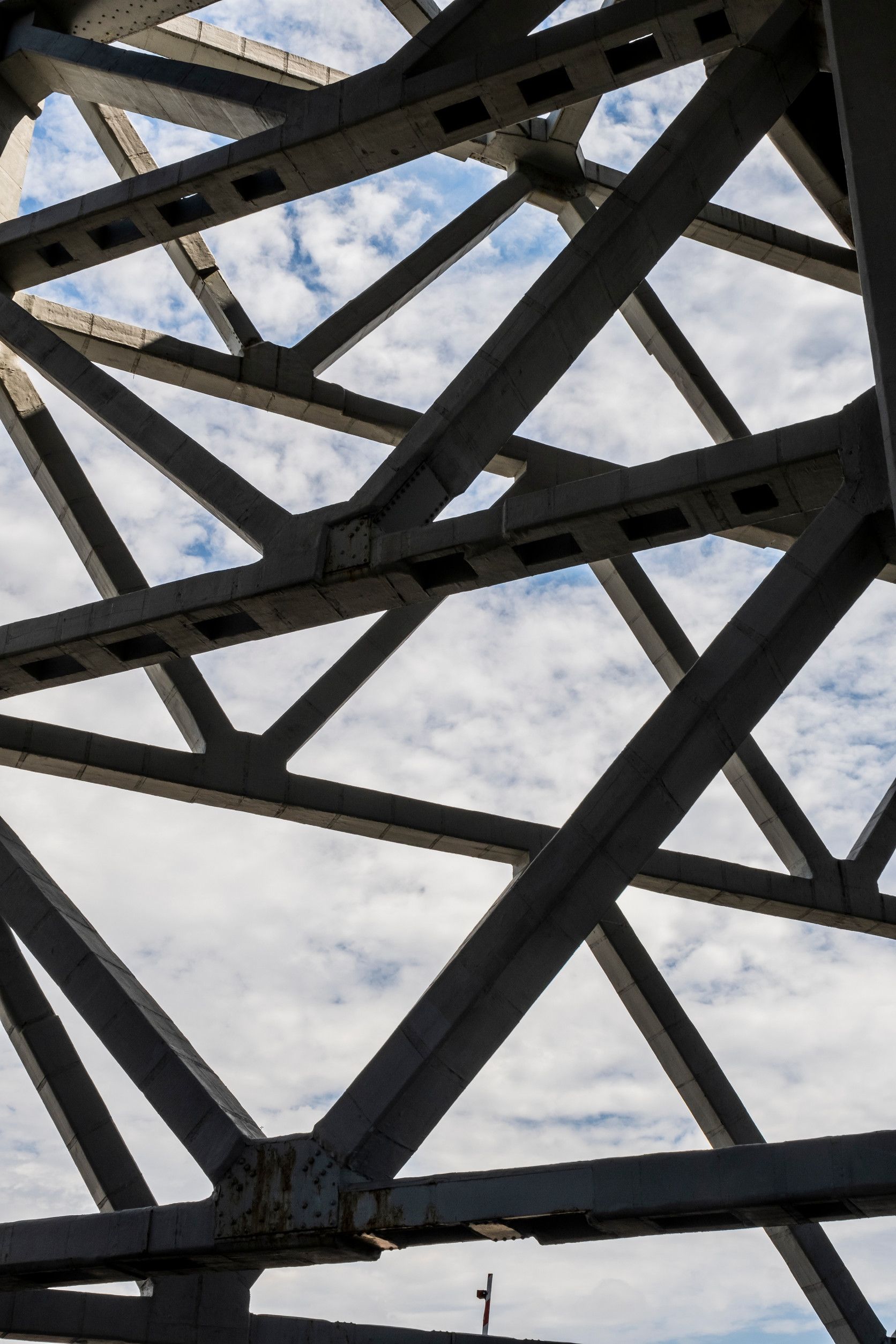 Mirando hacia un puente con un cielo azul de fondo