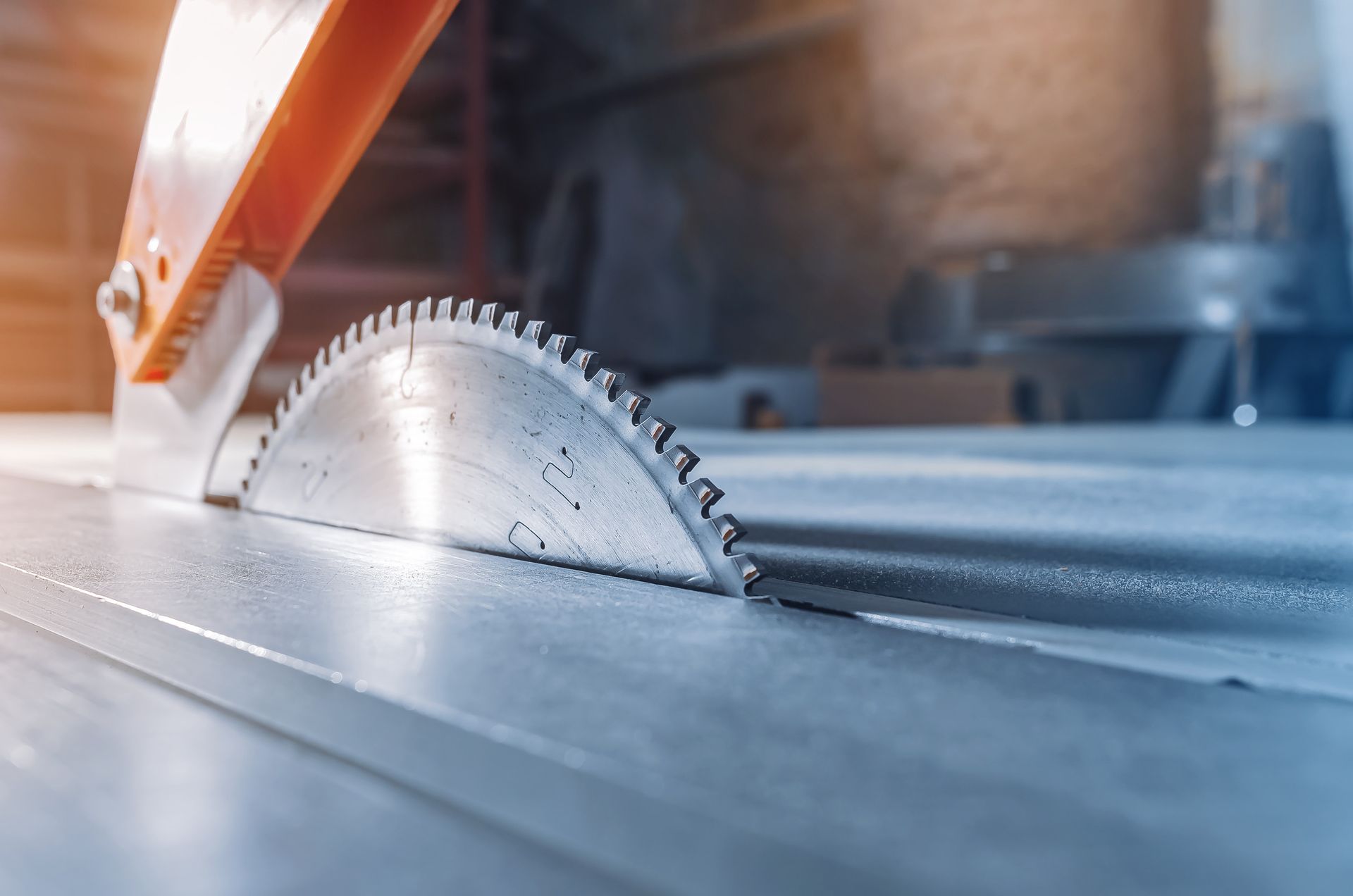 Una sierra circular está cortando un trozo de madera en una mesa.