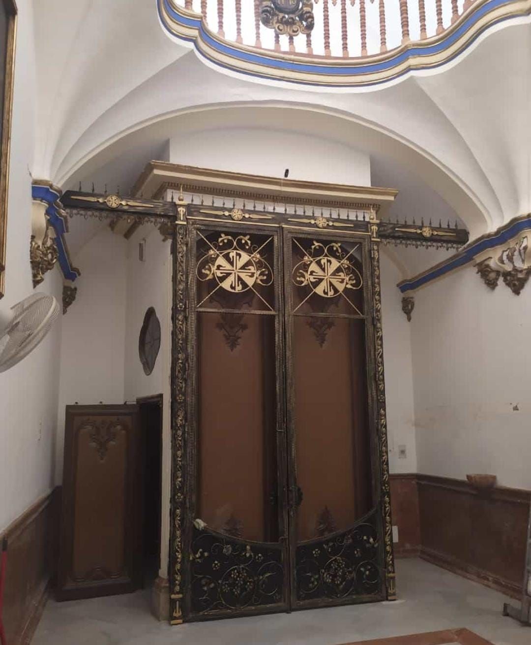 Un primer plano de una cerradura de puerta con tres botones.