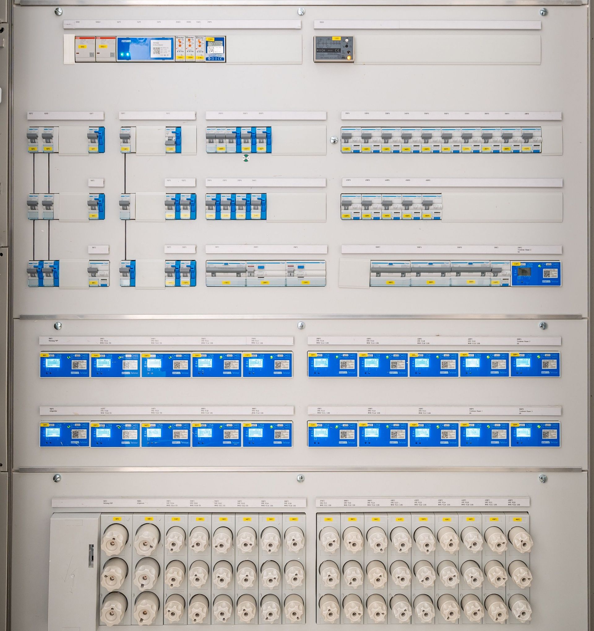 Tableau de commande électrique avec rangées de disjoncteurs, d'interrupteurs et de relais sur une plaque métallique