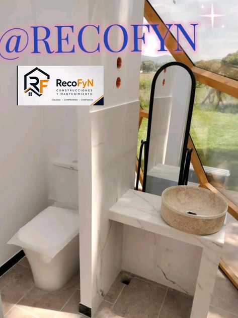 Mueble de baño pequeño de color blanco con lavabo, espejo y taburete, con el letrero y el logotipo de Recofyn.