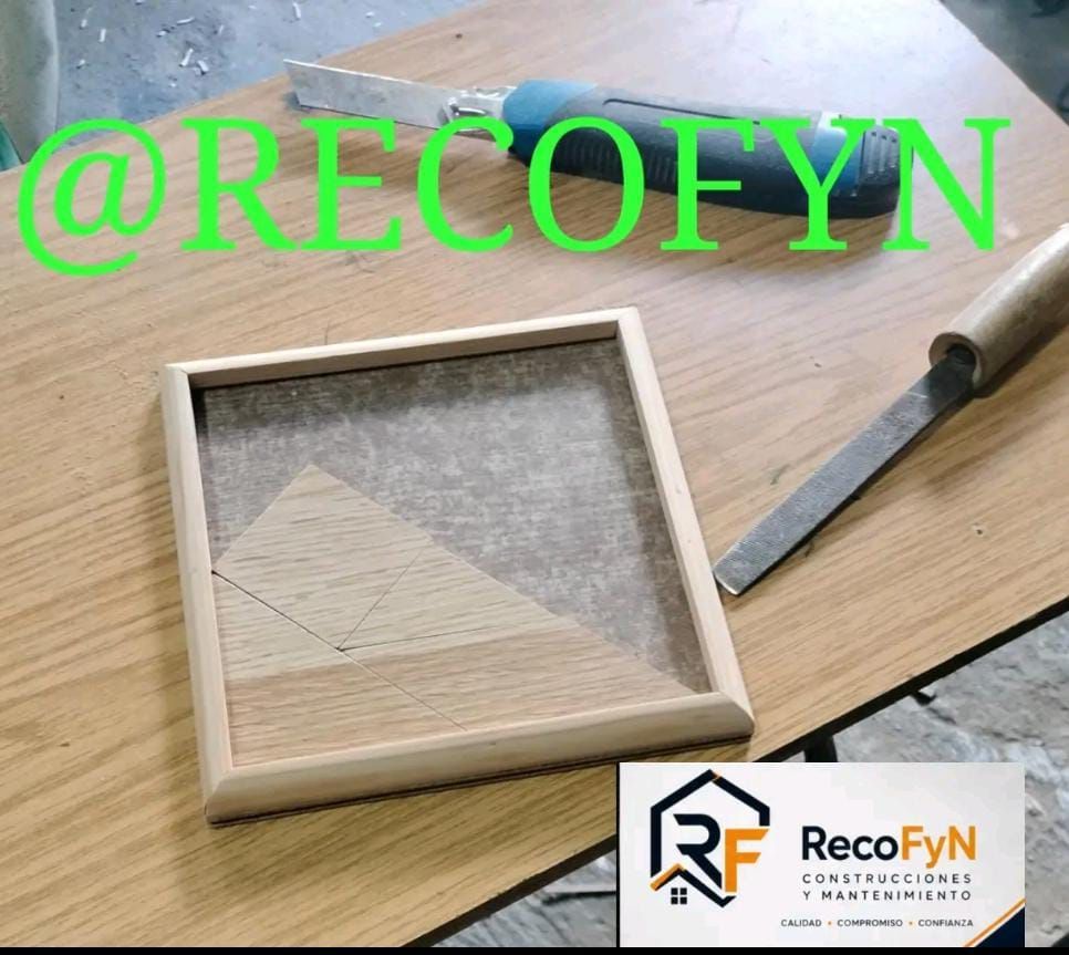 Caja de madera y cuchillo de trinchar sobre un banco de trabajo con la marca de agua verde de RECOFYN.
