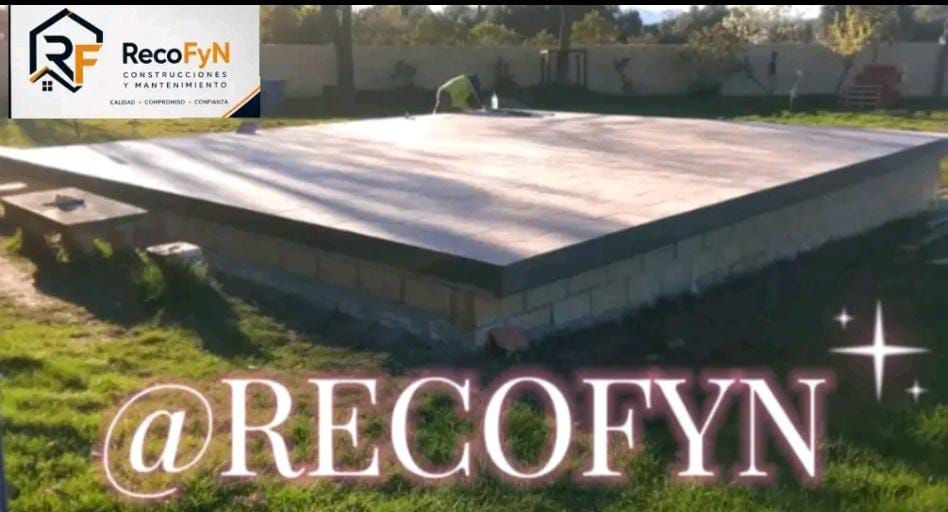 Losa de cimentación de hormigón armado en un patio con césped, con el logotipo de RecoFYN y superposición de texto.