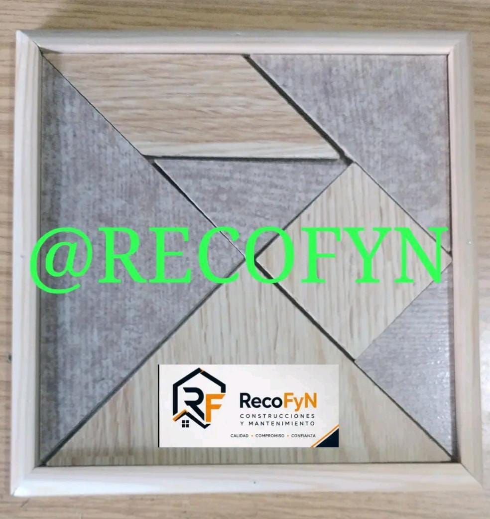 Cuadro geométrico de madera enmarcado con la marca RecoFYN y superposición de texto verde @RECOFYN.