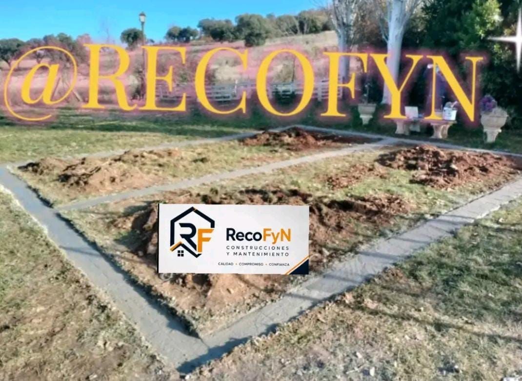 Letrero de RecoFYN en un área exterior ajardinada con una placa grande de texto y logotipo de color naranja.