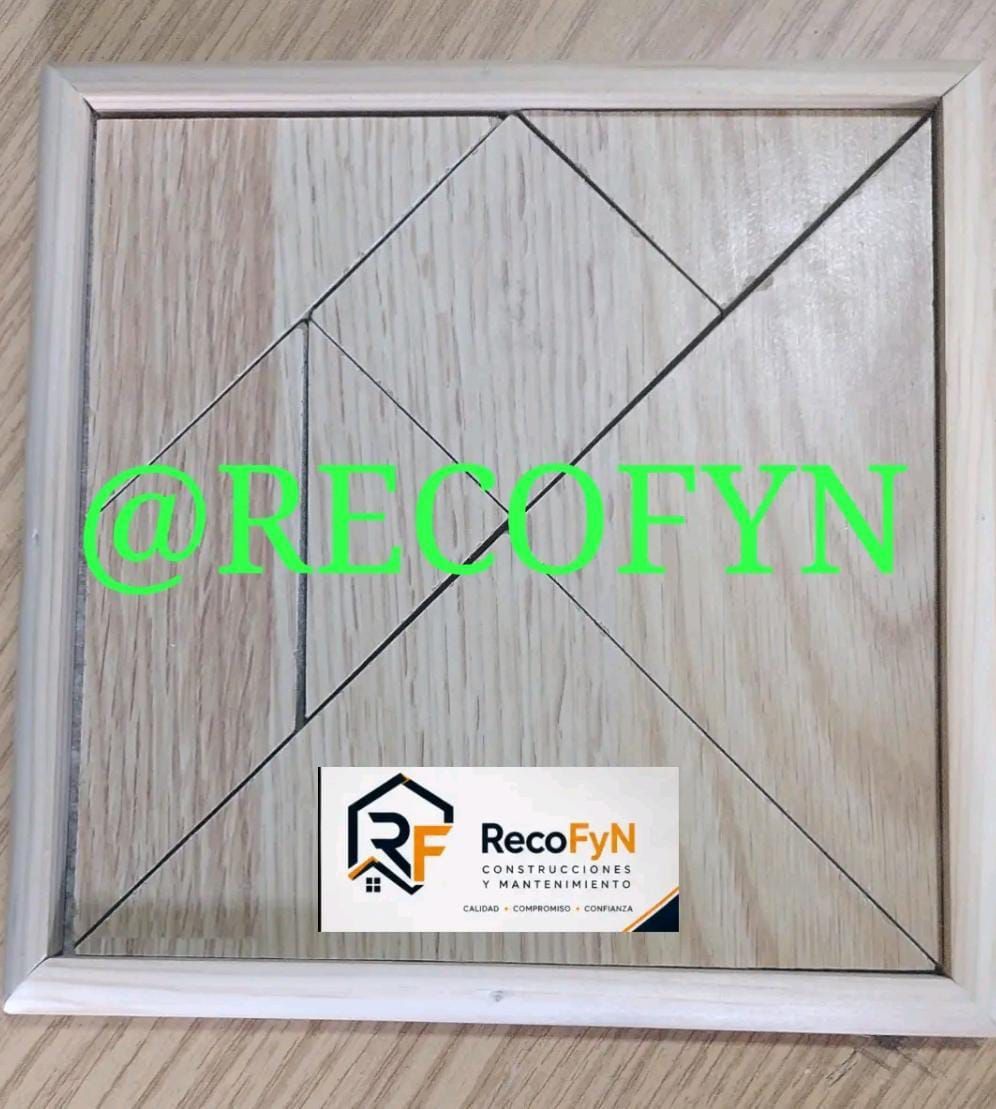 Panel de pared geométrico de madera con el texto verde brillante “@RECOFYN” y una pequeña etiqueta con el logotipo de RecoFyn.