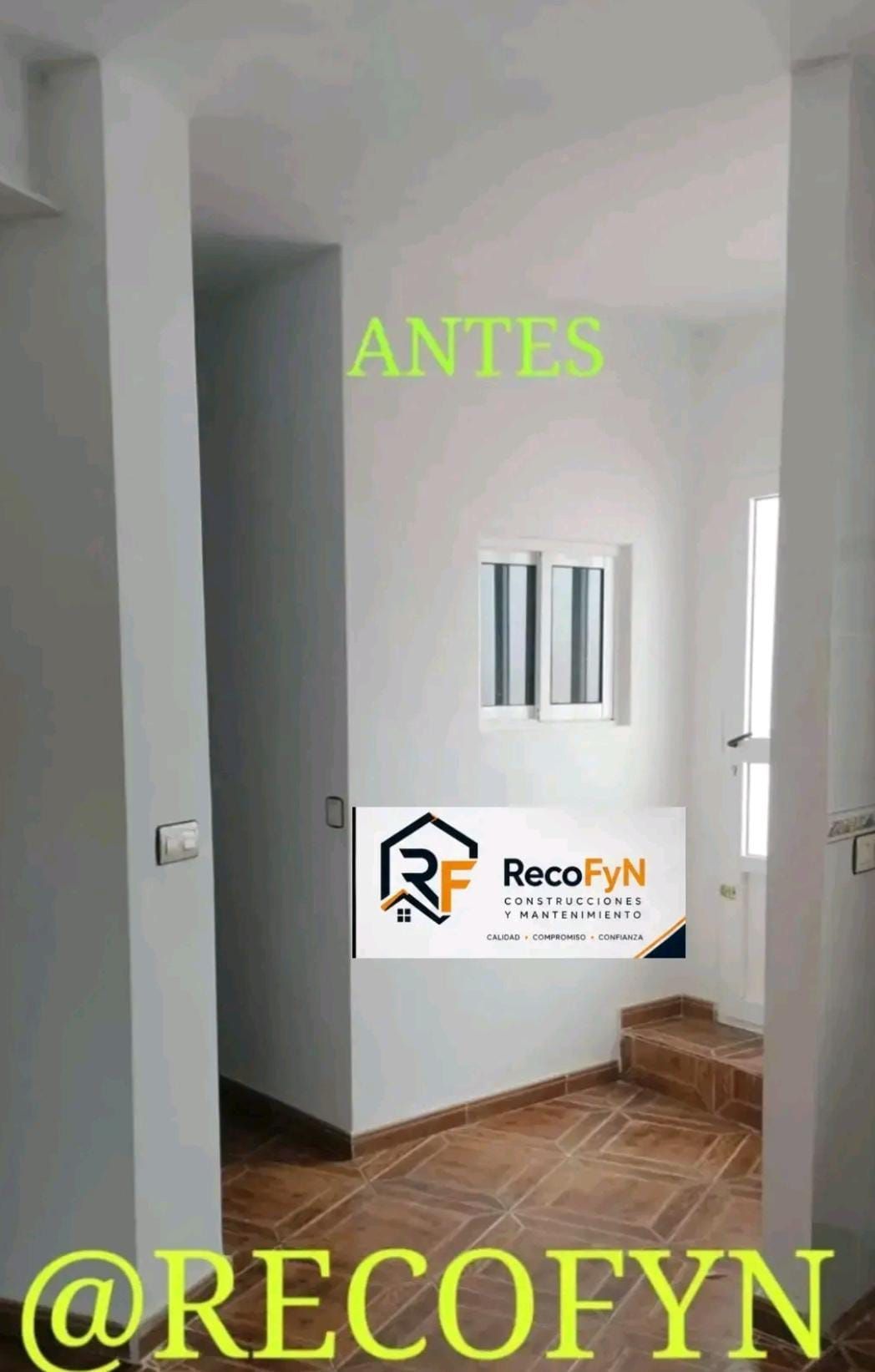 Pasillo interior con paredes blancas, escaleras con azulejos marrones y el texto 