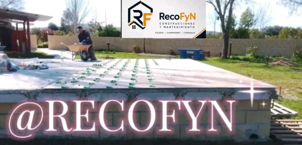 Logotipo de RecoFYN en una terraza de madera en un jardín soleado, con el texto @RECOFYN superpuesto.
