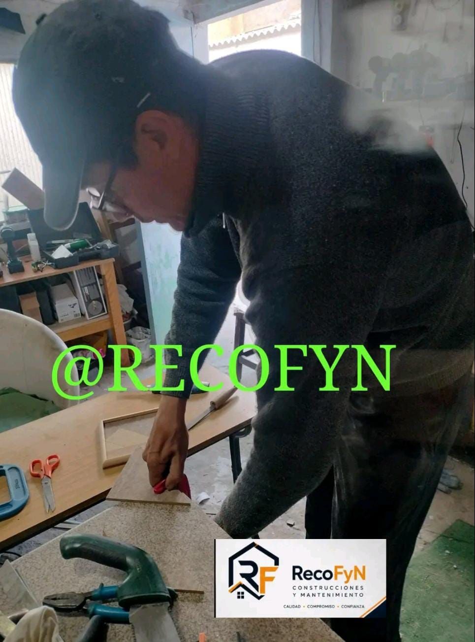 Persona cortando material en un banco de trabajo en un taller, con la marca RecoFYN superpuesta.