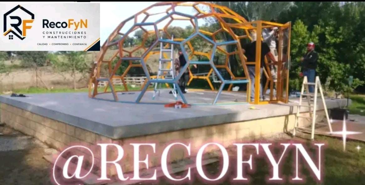 Estructura de escalada con forma de cúpula geodésica junto a una piscina, con la marca RECOFYN superpuesta.