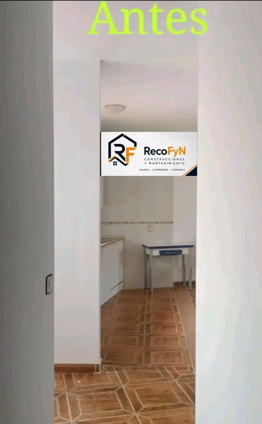 Pasillo estrecho con suelo de baldosas, paredes blancas y una puerta que da a una pequeña habitación con un letrero encima.