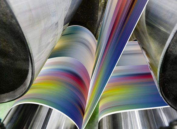 Un primer plano de una máquina de impresión con un arco iris de colores.