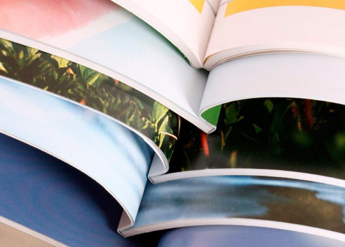 Una pila de libros con diferentes colores e imágenes.