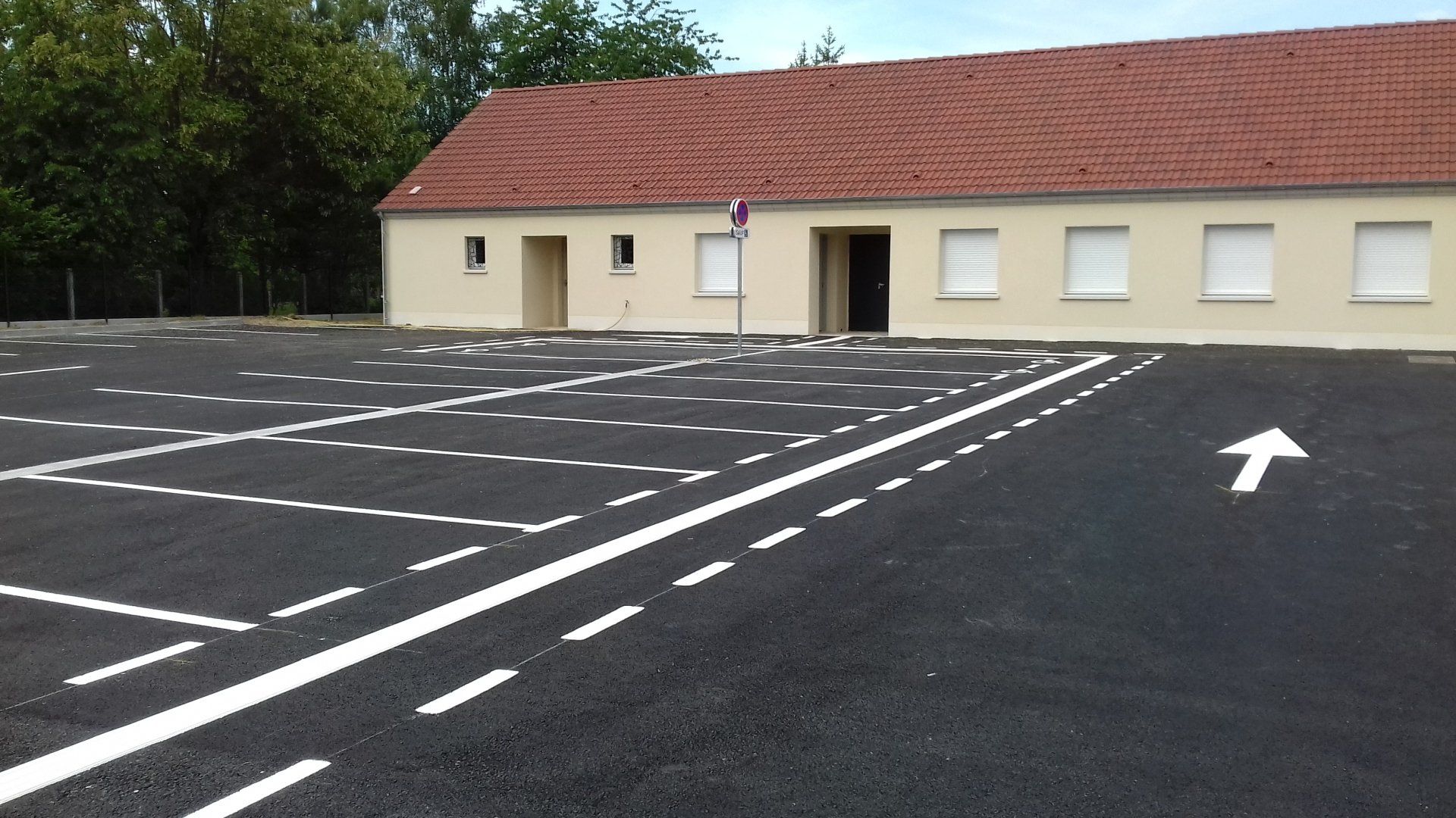 Marquage au sol blanc pour parking