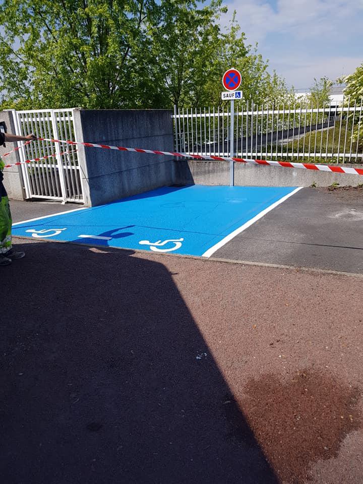 Marquage au sol parking bleu