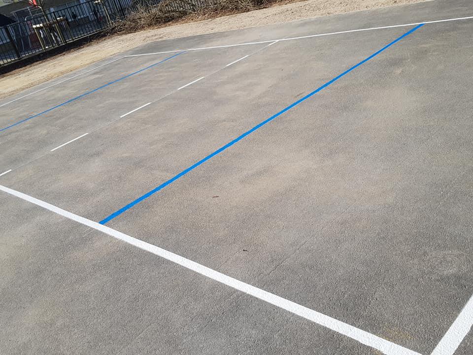 Marquage au sol divers blanc et bleu