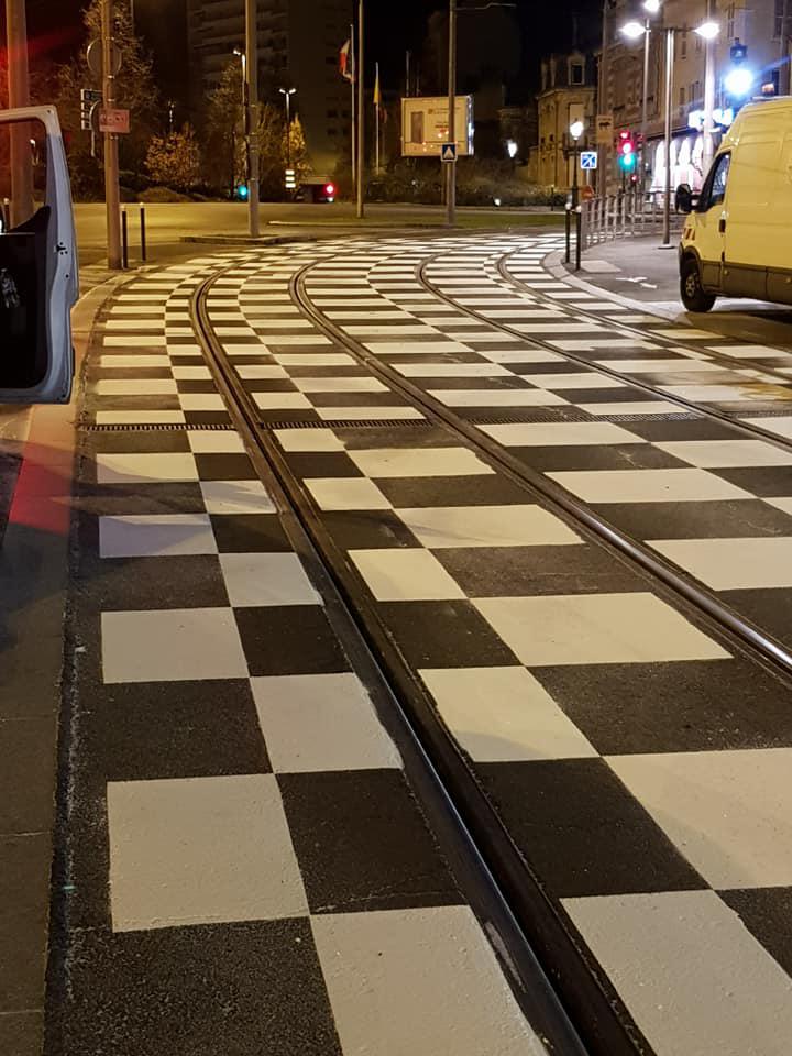 Marquage au sol damier