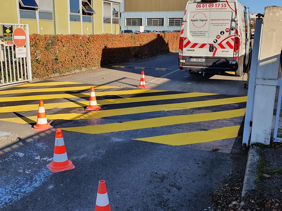 Marquage au sol zébras jaunes
