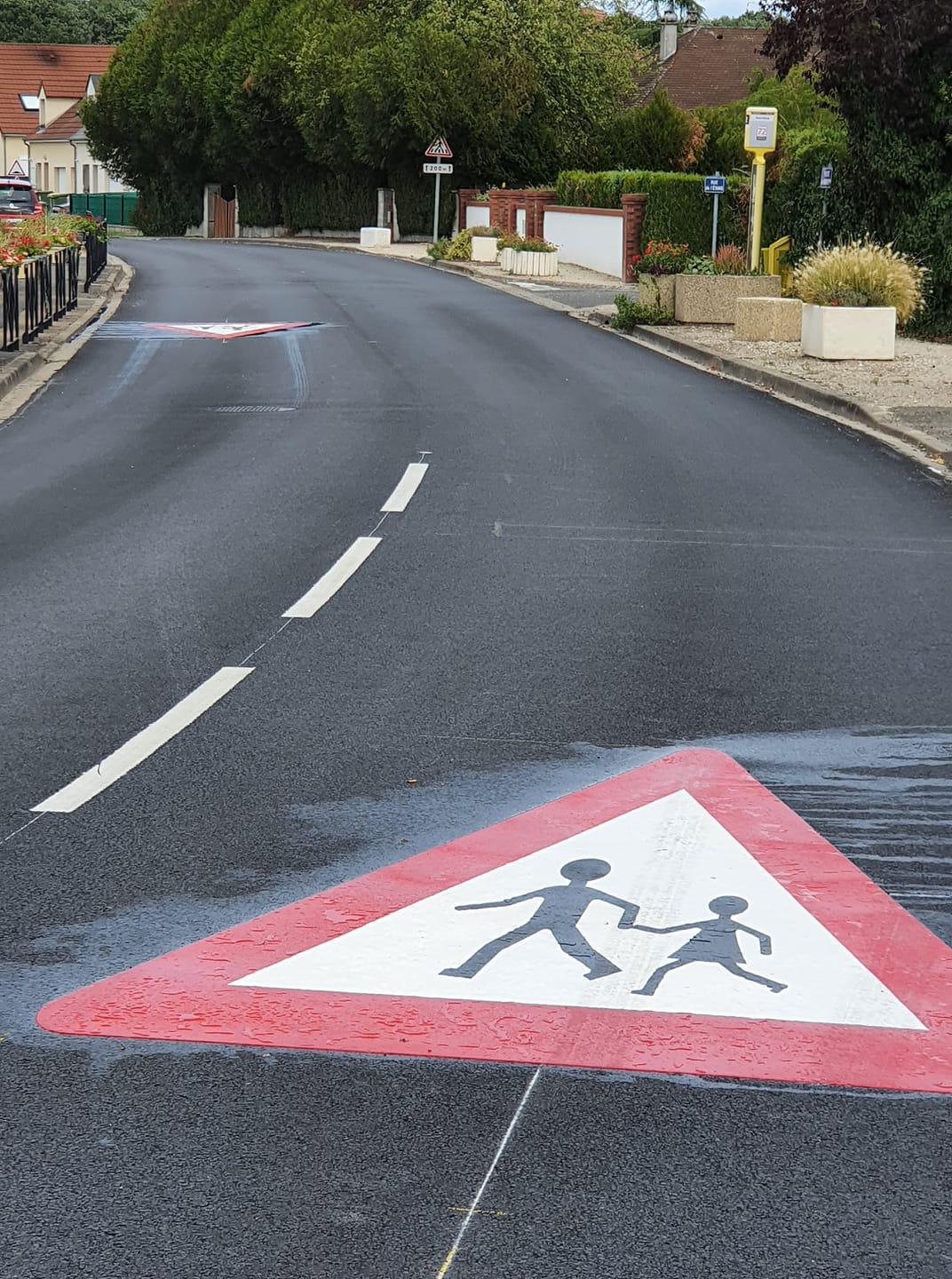 Marquage au sol avertissement piétons