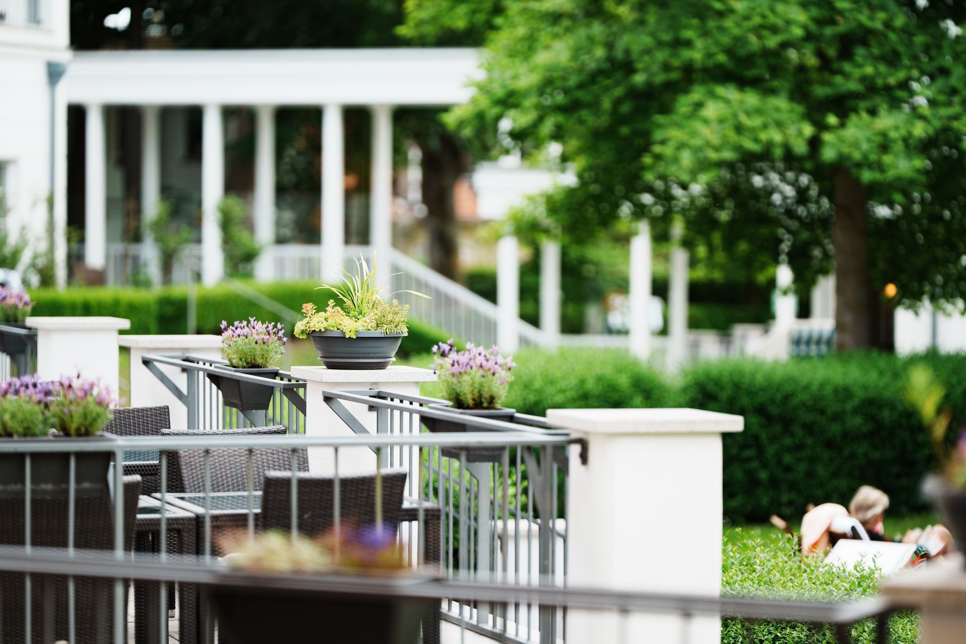 Außenbereich des Restaurant Nautica mit Terrasse und Grünanlagen.