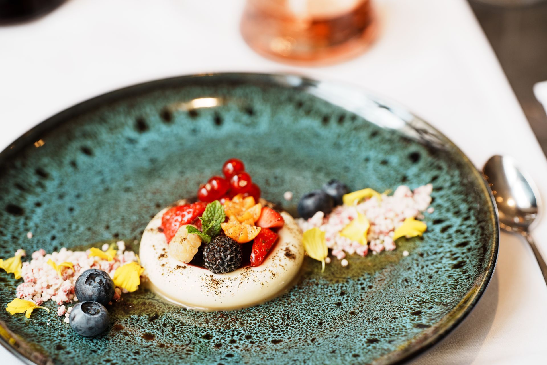 Eine Nahaufnahme eines Tellers mit Essen auf einem Tisch mit einem Löffel.