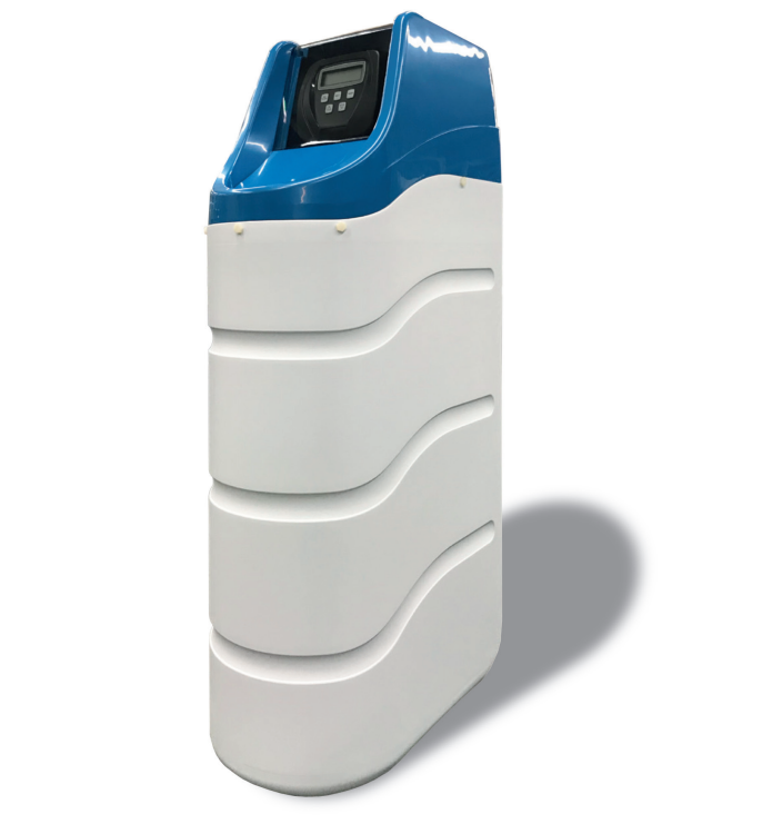 Eine verschmutzte, braune Wasserfilterkartusche neben dem Wasserhahn durch eine neue, weisse ersetzen