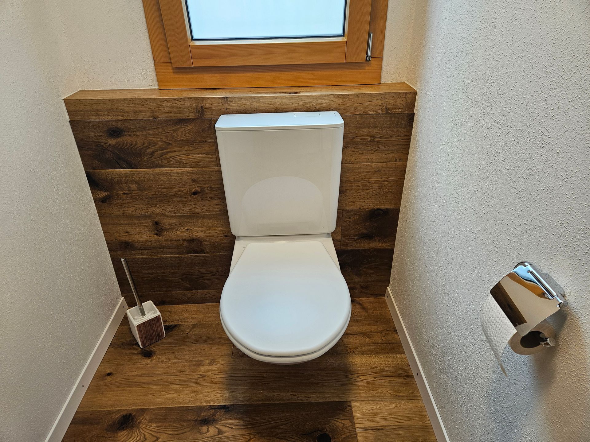 Modernes Badezimmer mit grossem Spiegel, Doppelwaschbecken und Glasdusche; Person macht ein Selfie im Spiegel.