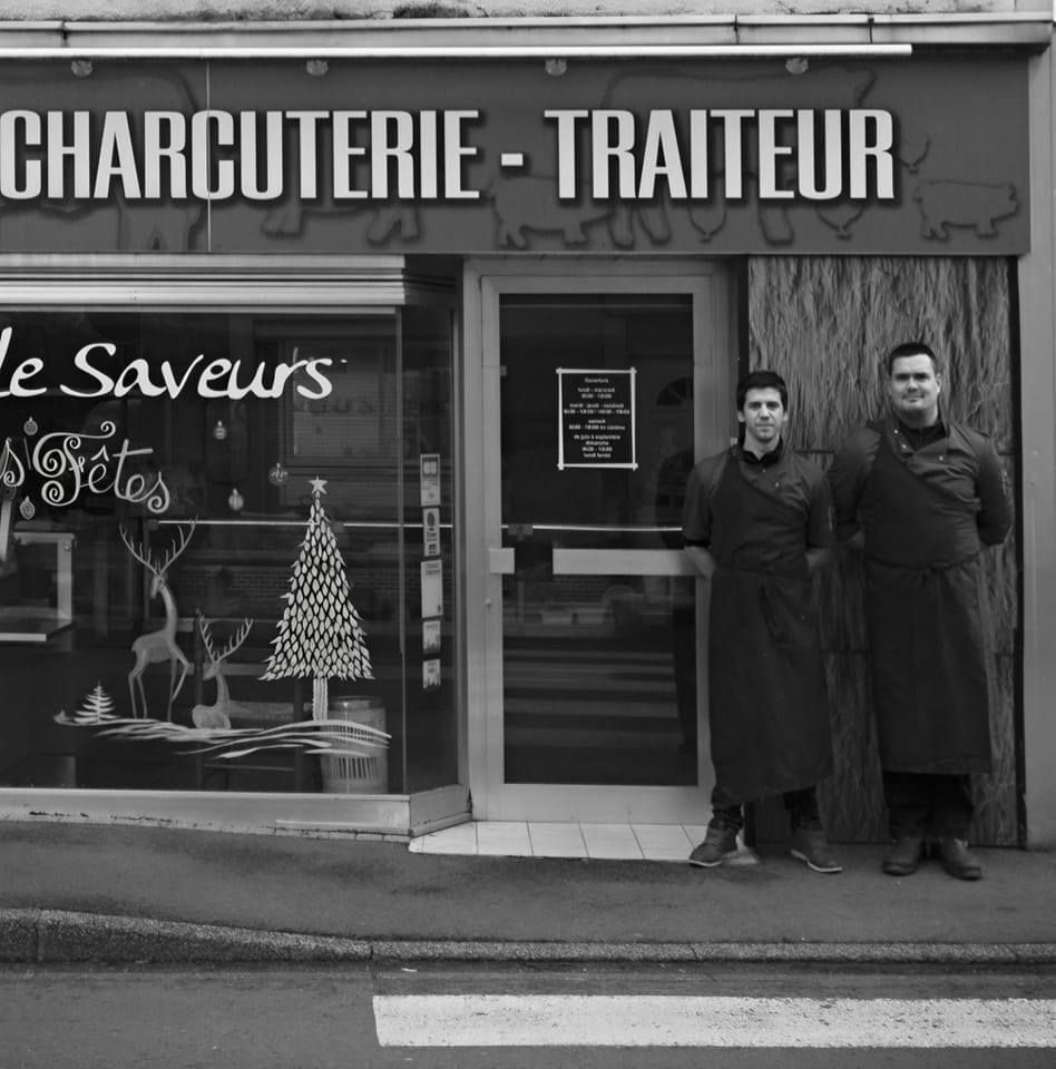 Les salariés de la boucherie devant la vitrine.