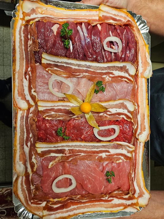 Un plateau de charcuterie avec du bacon.