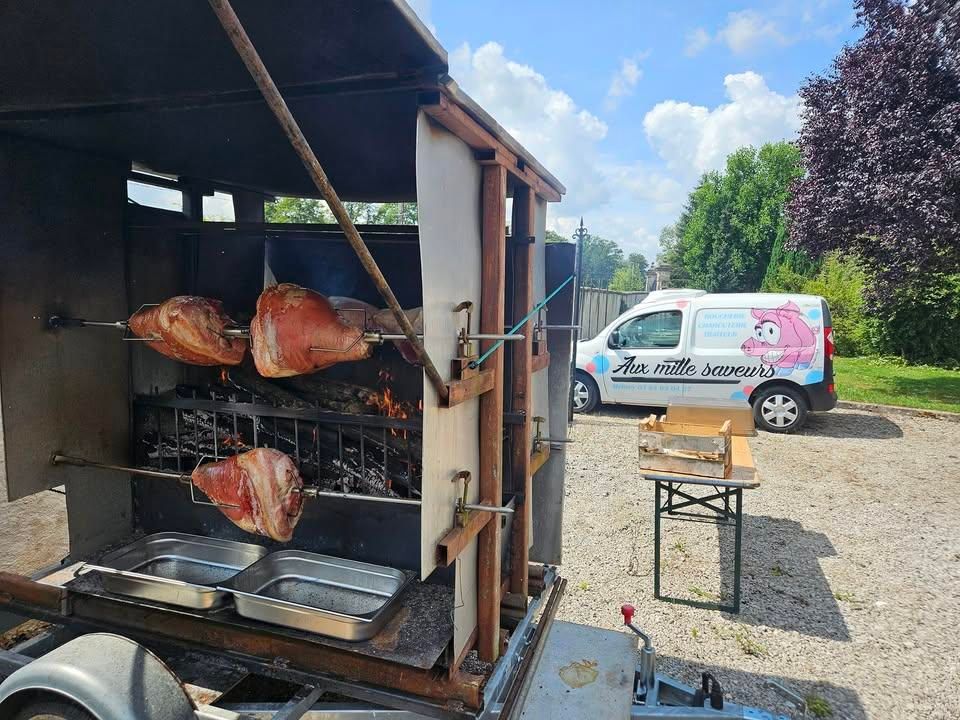 Des morceaux de viande en broche.