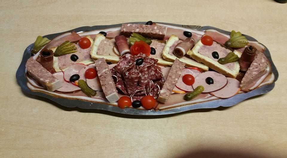 Un plat de charcuterie.